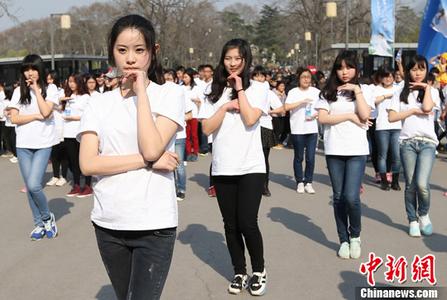 老师直播学生用餐时发布不当言辞